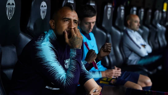 Arturo Vidal, en el banquillo durante el partido del Barcelona en Mestalla Arturo Vidal, en el banquillo durante el partido del Barcelona en Mestalla