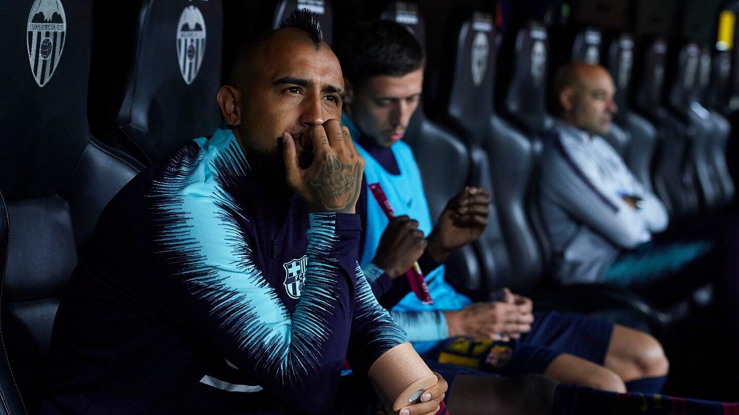 Arturo Vidal, en el banquillo durante el partido del Barcelona en Mestalla