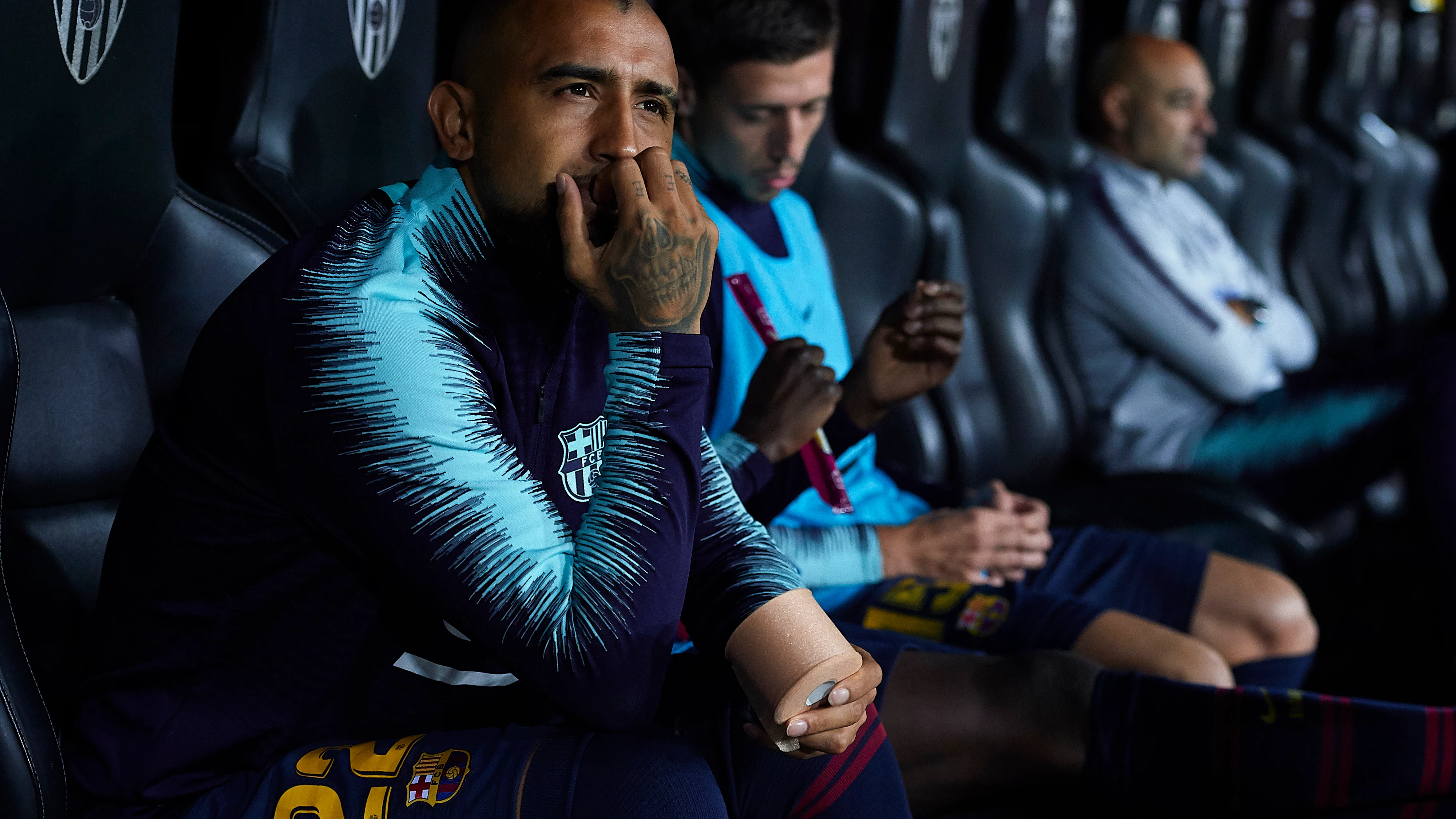 Arturo Vidal, en el banquillo durante el partido del Barcelona en Mestalla