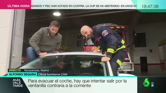 Un bombero nos enseña a reaccionar dentro de un coche ante una riada: "Hay que intentar salir por la ventanilla contraria a la corriente" Un bombero nos enseña a reaccionar dentro de un coche ante una riada: "Hay que intentar salir por la ventanilla contraria a la corriente"