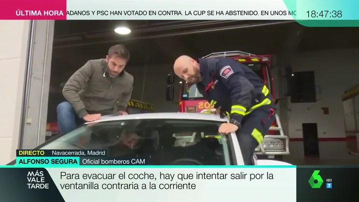 Un bombero nos enseña a reaccionar dentro de un coche ante una riada: "Hay que intentar salir por la ventanilla contraria a la corriente"