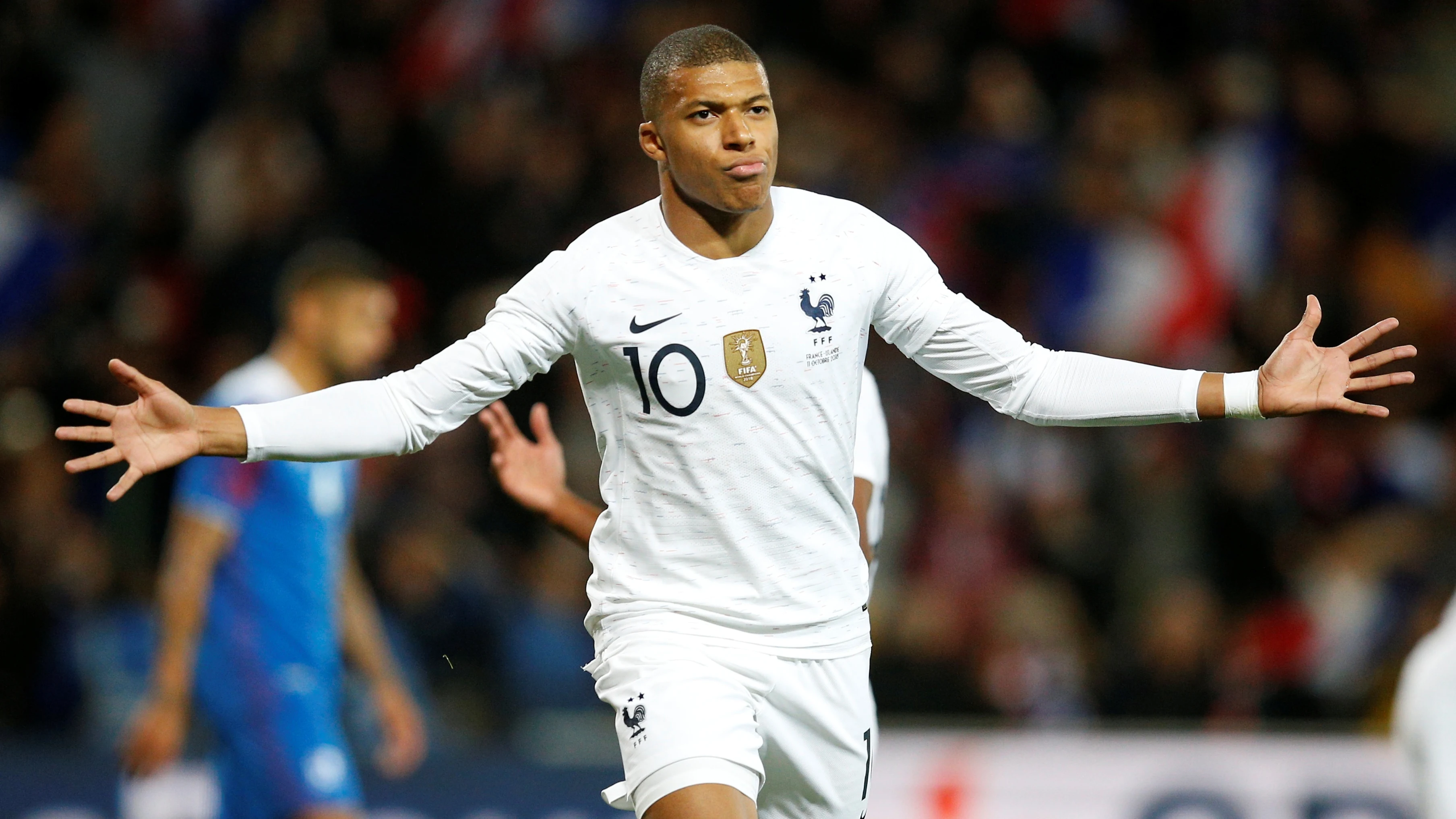 Mbappé celebra su gol contra Islandia