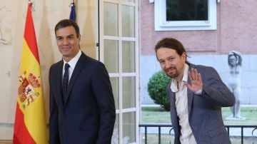  El presidente del Gobierno, Pedro Sánchez, y el secretario general de Podemos, Pablo Iglesias