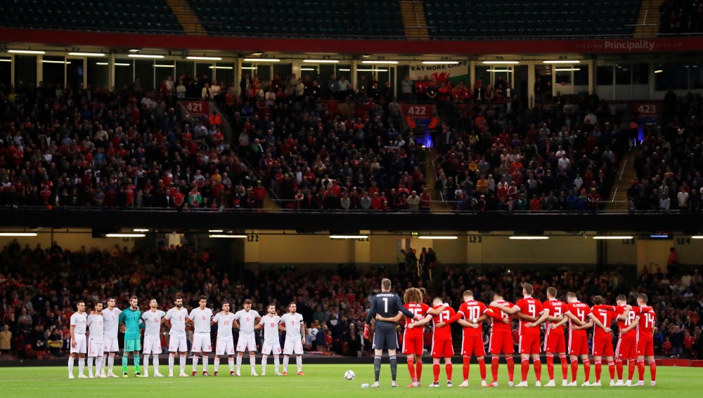 Los jugadores de España y Gales guardan un minuto de silencio por las víctimas en Mallorca