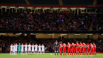 Los jugadores de España y Gales guardan un minuto de silencio por las víctimas en Mallorca