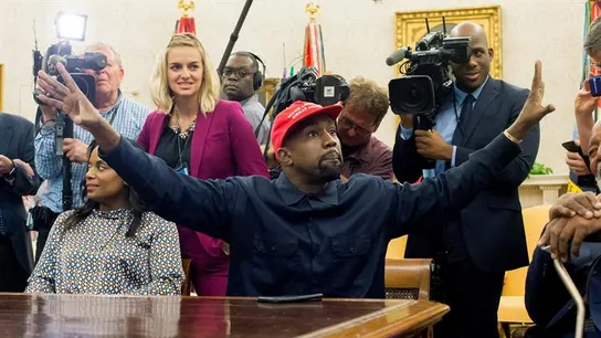 El rapero estadounidense Kanye West en el Despacho Oval de la Casa Blanca El rapero estadounidense Kanye West en el Despacho Oval de la Casa Blanca