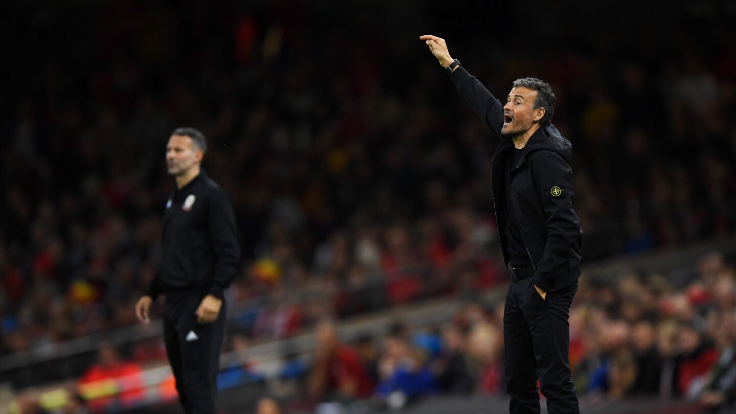 Luis Enrique da instrucciones con Giggs a su lado