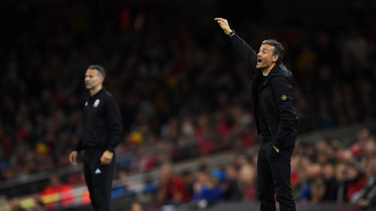 Luis Enrique da instrucciones con Giggs a su lado Luis Enrique da instrucciones con Giggs a su lado