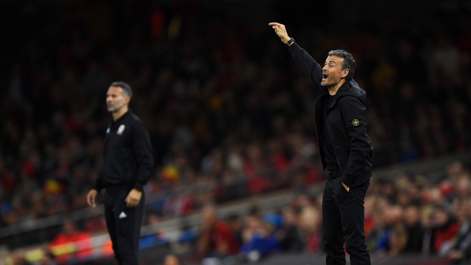 Luis Enrique da instrucciones con Giggs a su lado