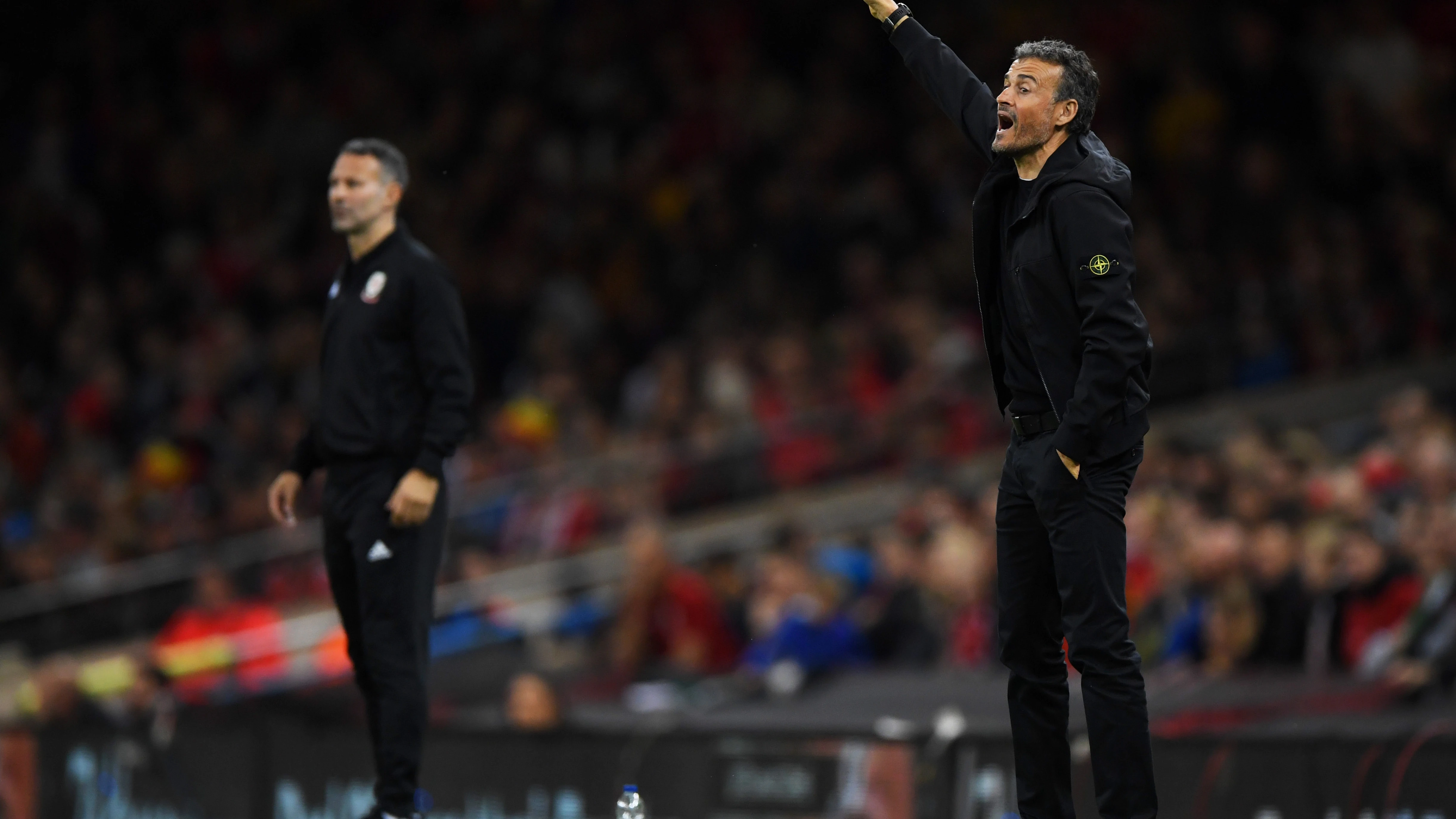 Luis Enrique da instrucciones con Giggs a su lado