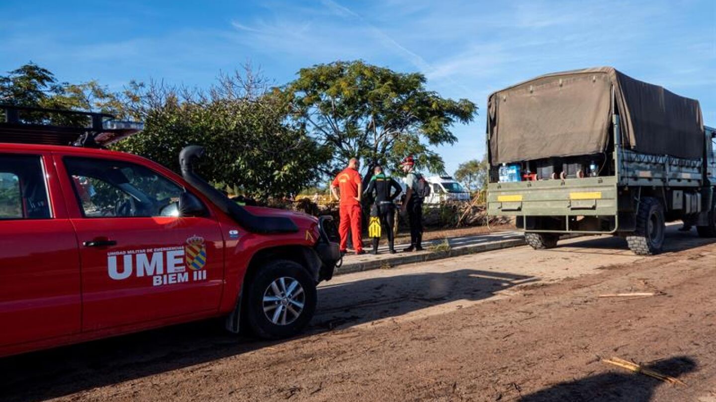 Los equipos de rescate de la Unidad Militar de Emergencias rastrean las zonas afectadas