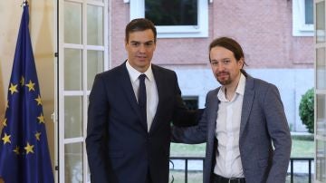 El presidente del Gobierno, Pedro Sánchez, y el secretario general de Podemos, Pablo Iglesias