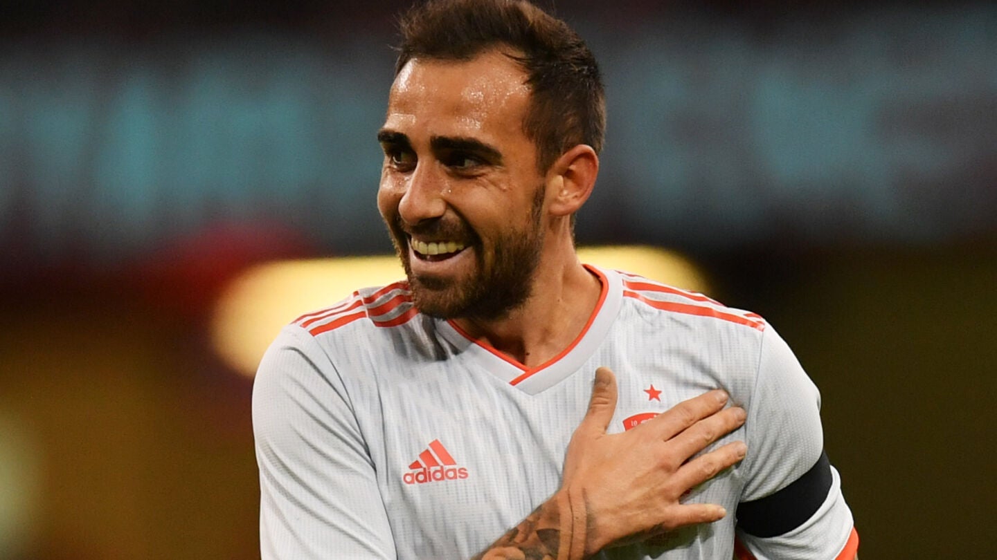 Paco Alc&aacute;cer celebra uno de sus goles con la selecci&oacute;n espa&ntilde;ola de f&uacute;tbol