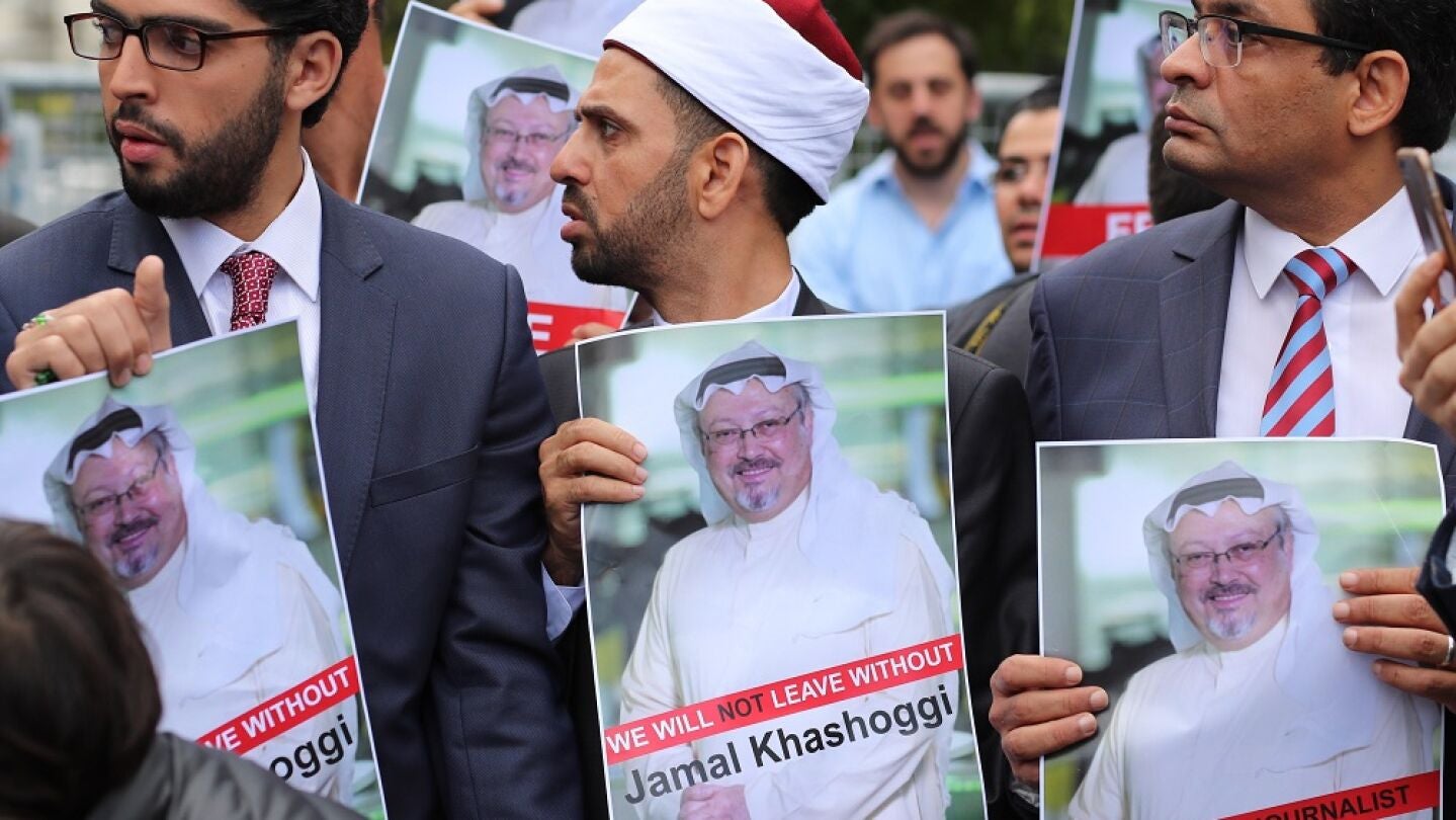 Varios activistas muestran retratos del periodista saud&iacute; desaparecido Jamal Khasoggi