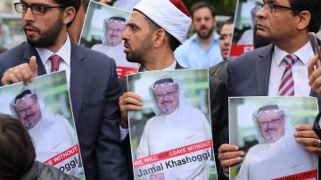 Varios activistas muestran retratos del periodista saudí Jamal Khasoggi