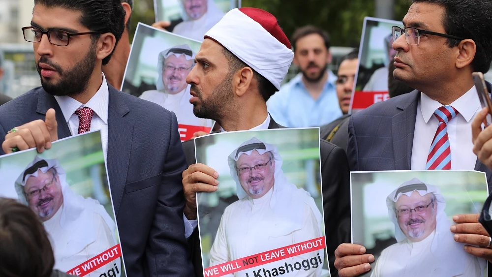 Varios activistas muestran retratos del periodista saudí desaparecido Jamal Khasoggi