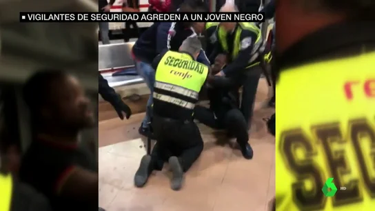 "El vagón estaba lleno y fueron directos a por él, es muy fuerte el tufo racista de todo esto": una testigo relata la agresión a un joven negro por vigilantes de Renfe "El vagón estaba lleno y fueron directos a por él, es muy fuerte el tufo racista de todo esto": una testigo relata la agresión a un joven negro por vigilantes de Renfe