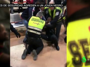 "El vagón estaba lleno y fueron directos a por él, es muy fuerte el tufo racista de todo esto": una testigo relata la agresión a un joven negro por vigilantes de Renfe "El vagón estaba lleno y fueron directos a por él, es muy fuerte el tufo racista de todo esto": una testigo relata la agresión a un joven negro por vigilantes de Renfe