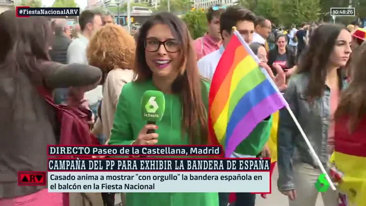 Bandera LGTBI en el desfile de la Fiesta Nacional