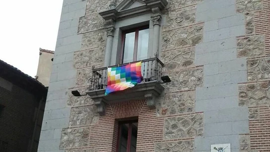 Una whipala en el edificio de la Plaza de la Villa Una whipala en el edificio de la Plaza de la Villa