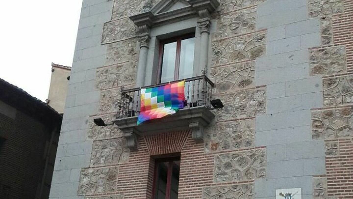 Una whipala en el edificio de la Plaza de la Villa