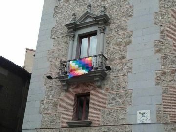 Una whipala en el edificio de la Plaza de la Villa Una whipala en el edificio de la Plaza de la Villa