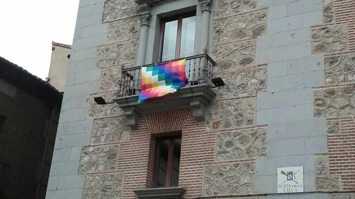 Una whipala en el edificio de la Plaza de la Villa