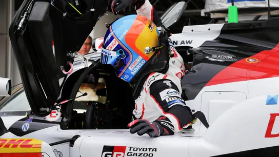 Fernando Alonso se sube a su Toyota Fernando Alonso se sube a su Toyota