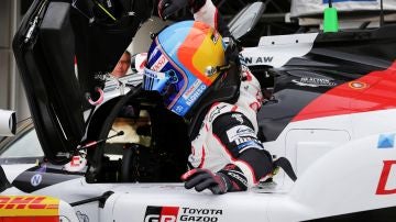 Fernando Alonso se sube a su Toyota