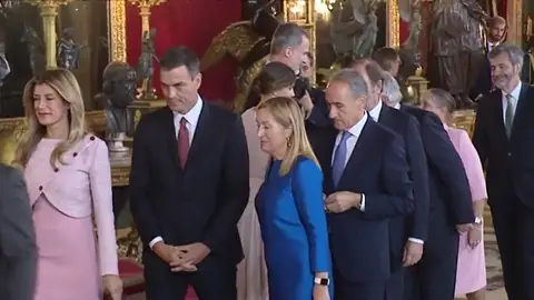 El error de protocolo de Pedro Sánchez y su mujer durante el besamanos con los Reyes en el Palacio Real El error de protocolo de Pedro Sánchez y su mujer durante el besamanos con los Reyes en el Palacio Real