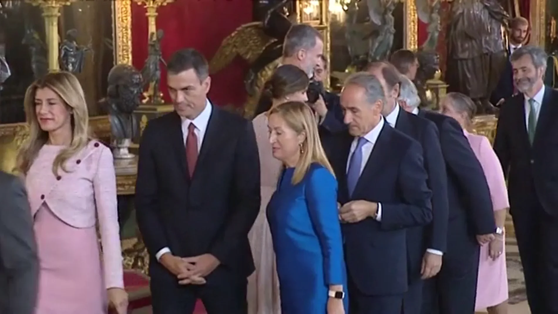 El error de protocolo de Pedro Sánchez y su mujer durante el besamanos con los Reyes en el Palacio Real