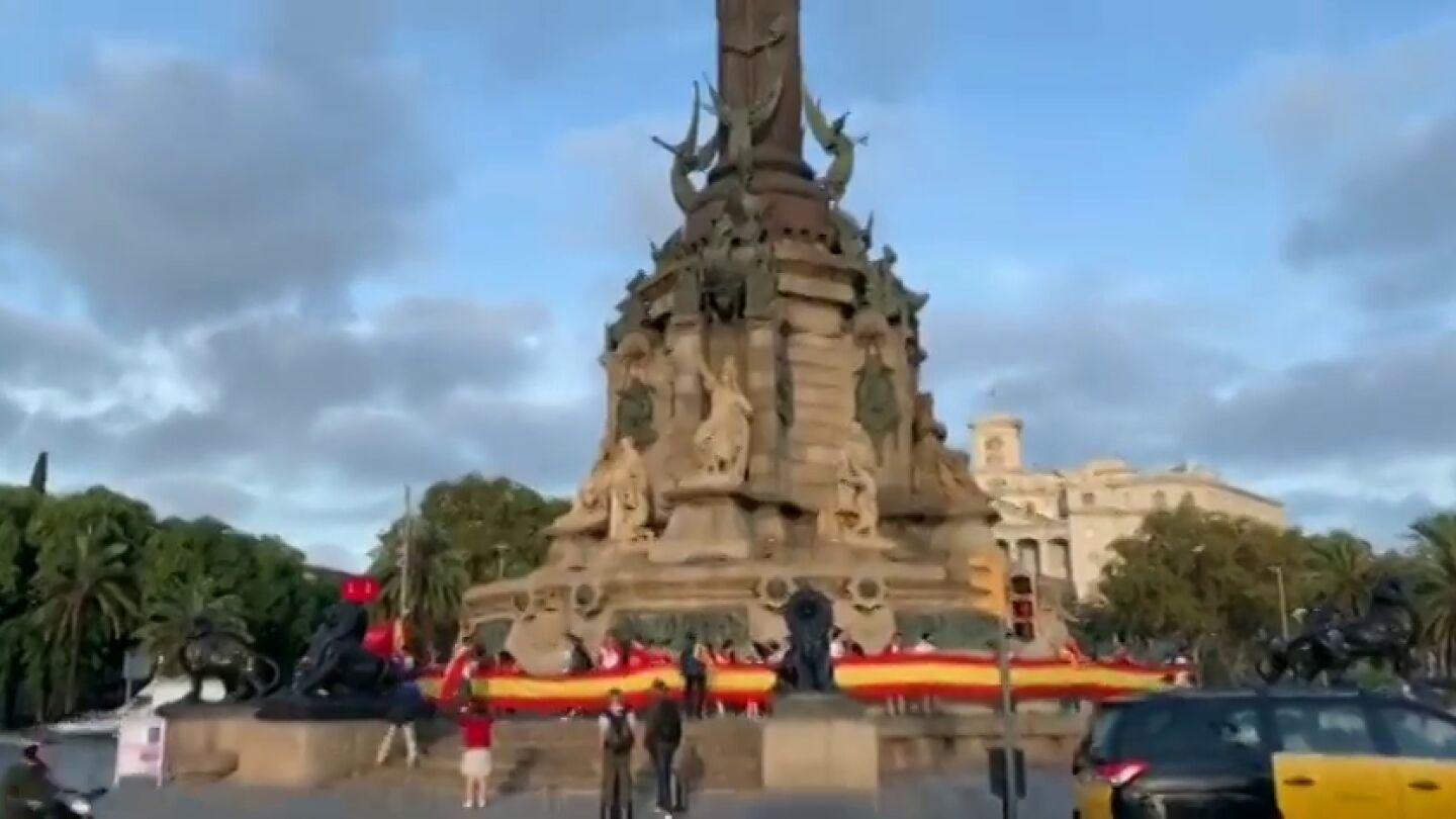 Aparecen enormes banderas de Espa&ntilde;a en varios puntos de Catalu&ntilde;a