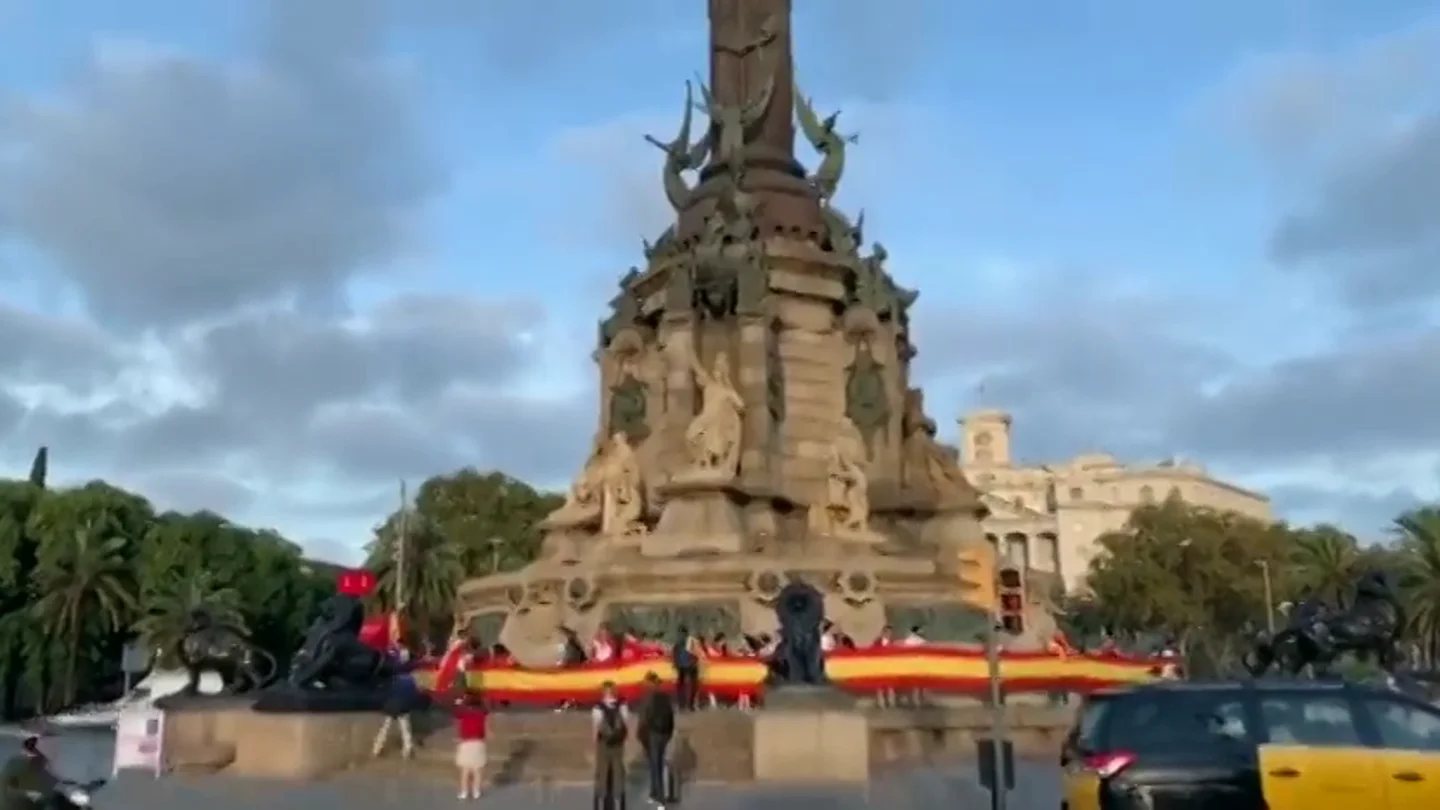 Aparecen enormes banderas de España en varios puntos de Cataluña Aparecen enormes banderas de España en varios puntos de Cataluña
