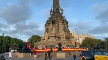 Aparecen enormes banderas de España en varios puntos de Cataluña