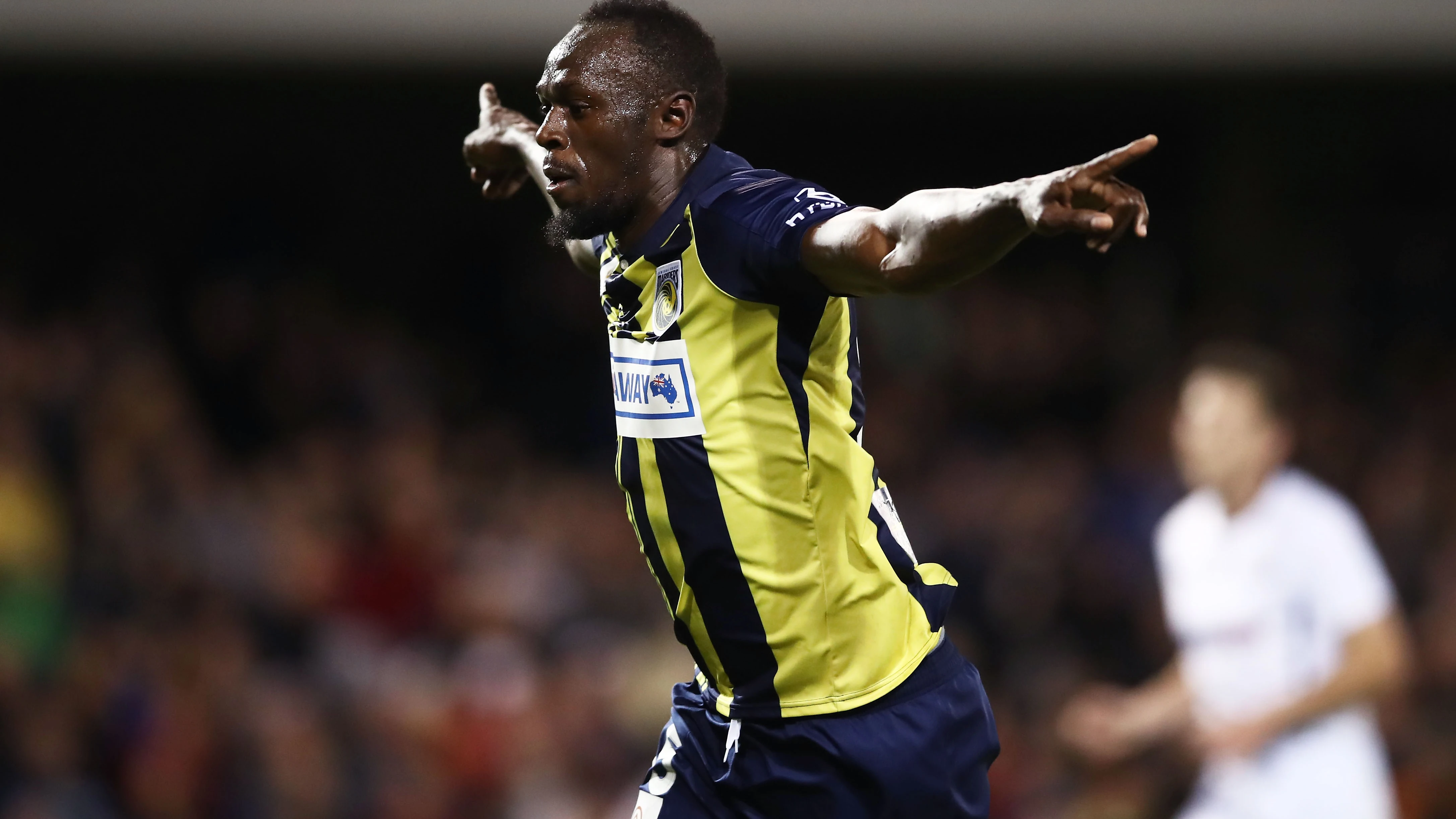 Usain Bolt celebra su primer gol como futbolista profesional