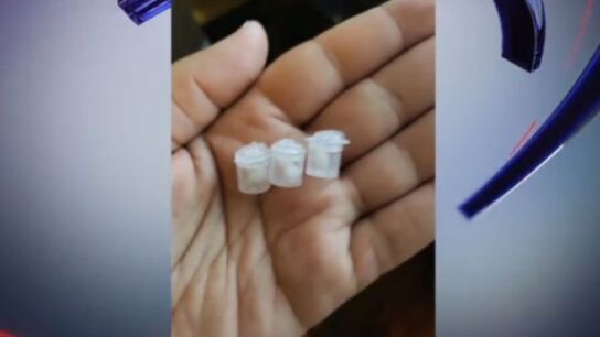 C&aacute;psulas de droga encontradas en manos de la ni&ntilde;a