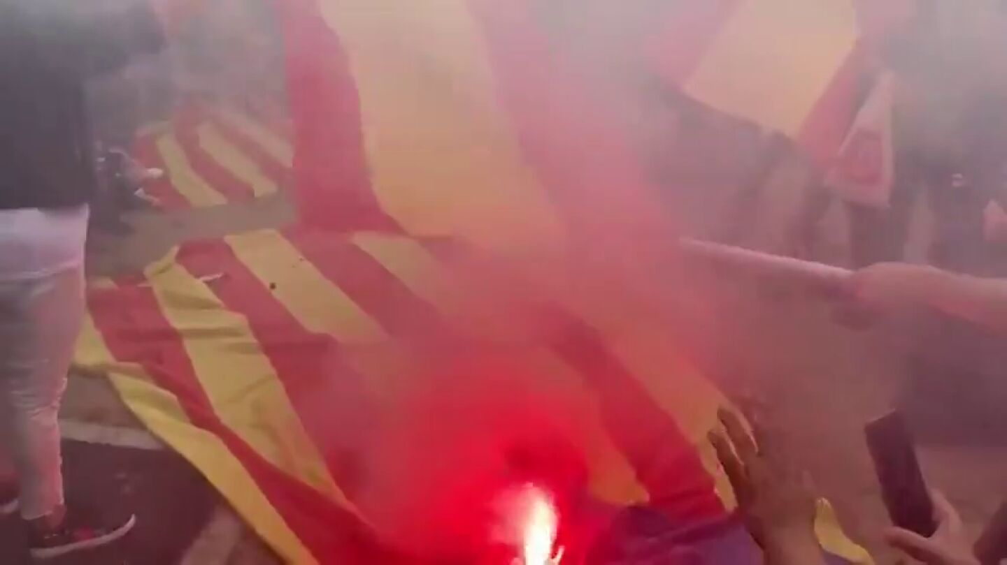 Imagen de una estelada quemada por miembros de la Falange