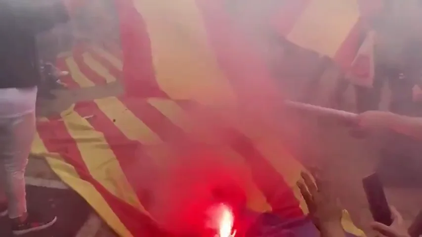 Imagen de una estelada quemada por miembros de la Falange