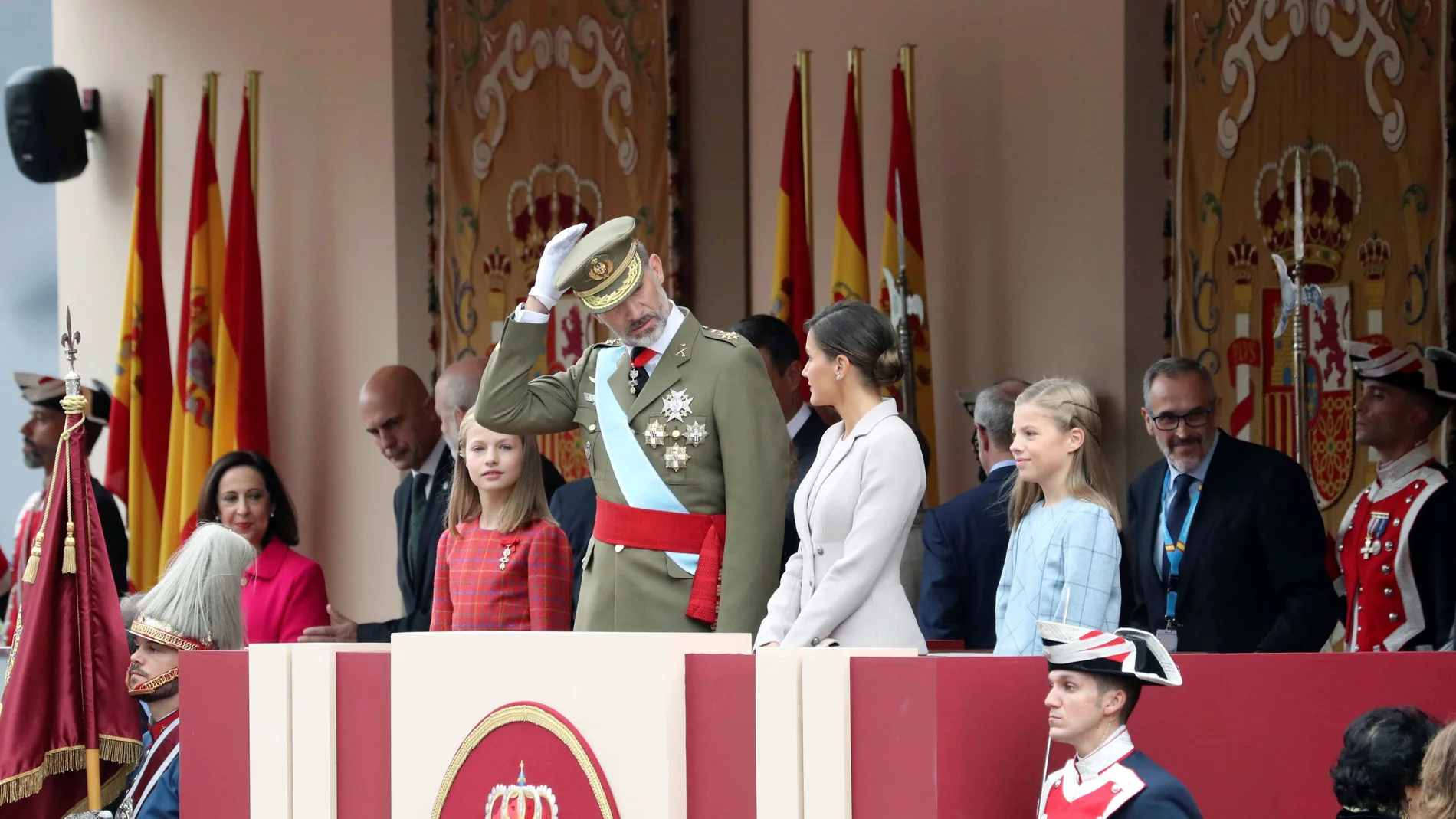 Los reyes, la princesa y la infantal, en el Palco Real por la fiesta del 12 de octubre