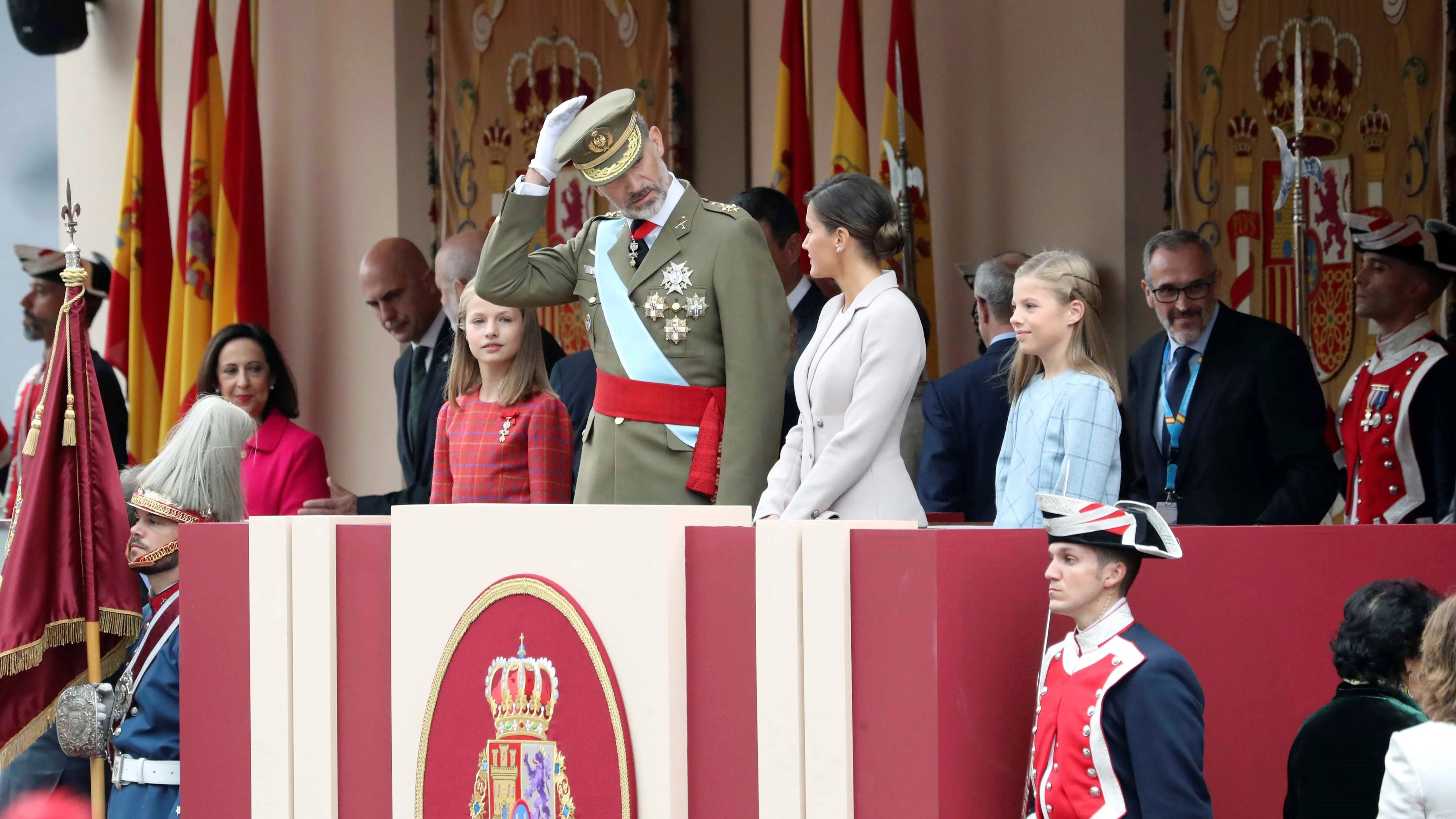 Los reyes, la princesa y la infantal, en el Palco Real por la fiesta del 12 de octubre