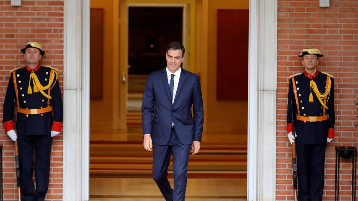 Imagen de archivo de Pedro S&aacute;nchez a las puertas de Moncloa
