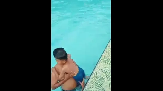Una mano sale de la nada y agarra la pierna de un niño Una mano sale de la nada y agarra la pierna de un niño