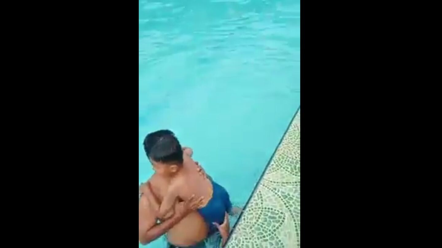 Una mano sale de la nada y agarra la pierna de un ni&ntilde;o