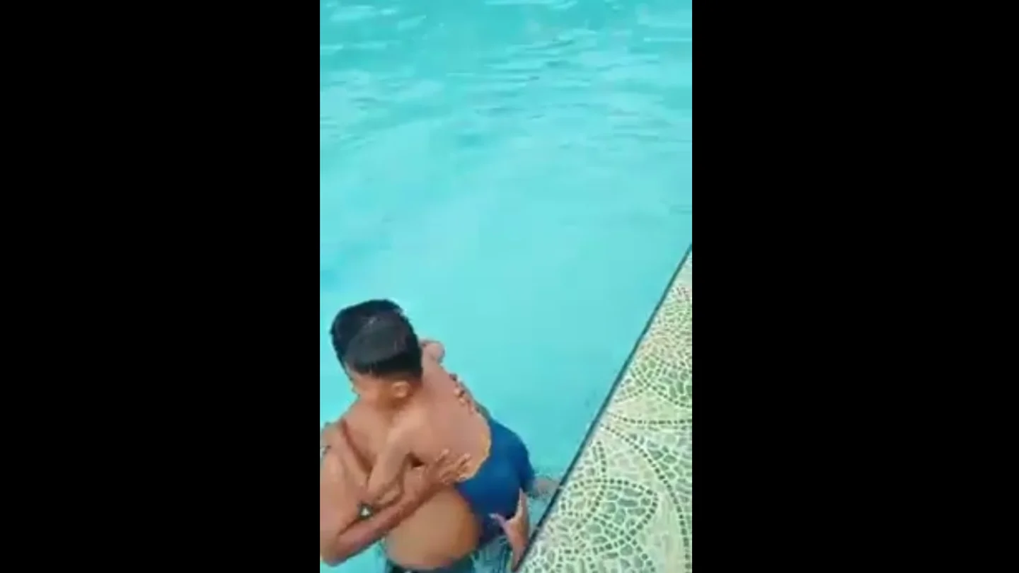 Una mano sale de la nada y agarra la pierna de un niño Una mano sale de la nada y agarra la pierna de un niño