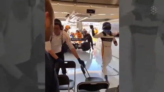Se filtra un vídeo de Alonso tirando los guantes malhumorado tras abandonar Se filtra un vídeo de Alonso tirando los guantes malhumorado tras abandonar