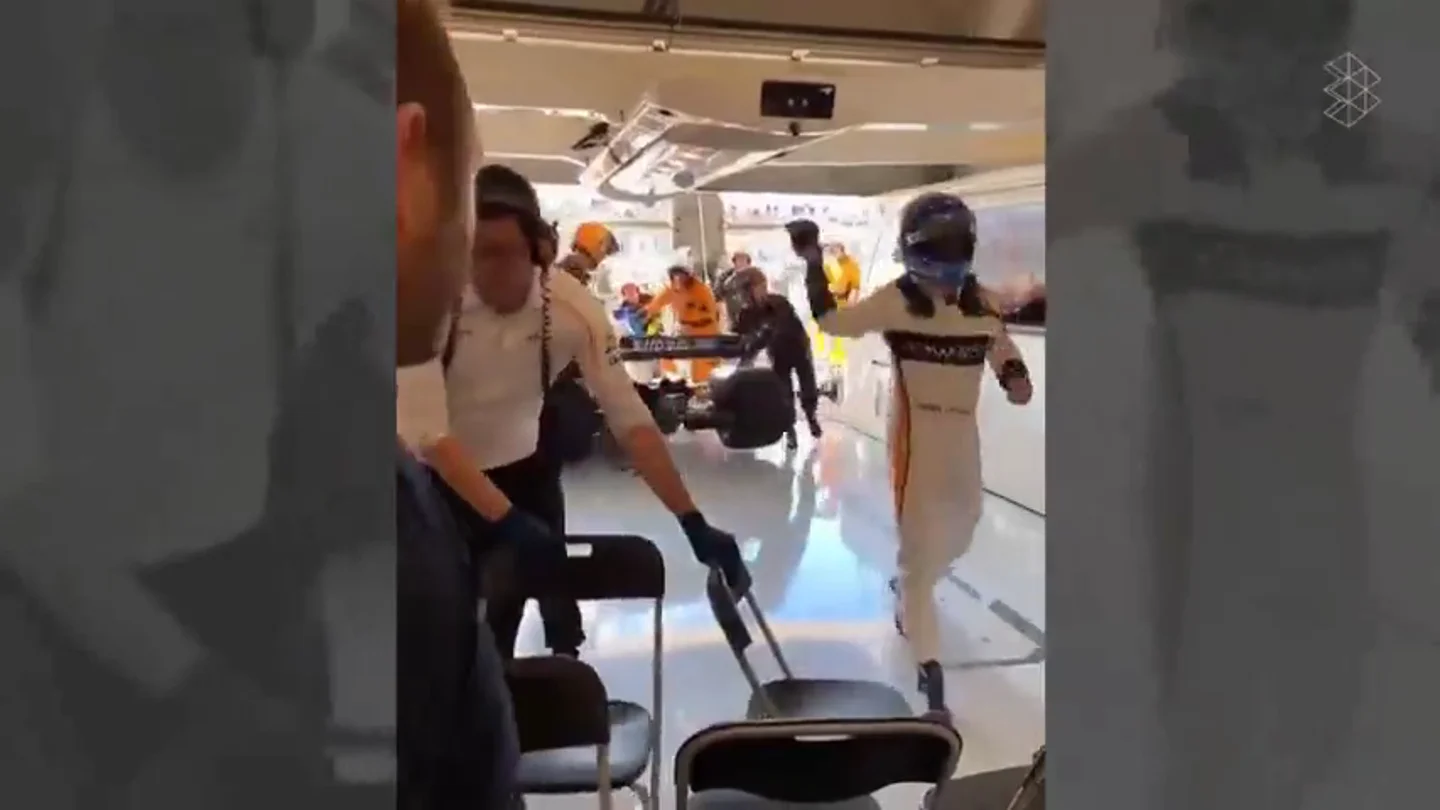 Se filtra un vídeo de Alonso tirando los guantes malhumorado tras abandonar Se filtra un vídeo de Alonso tirando los guantes malhumorado tras abandonar