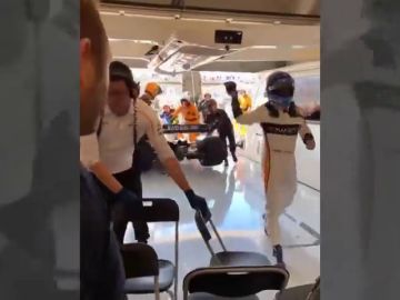 Se filtra un vídeo de Alonso tirando los guantes malhumorado tras abandonar Se filtra un vídeo de Alonso tirando los guantes malhumorado tras abandonar