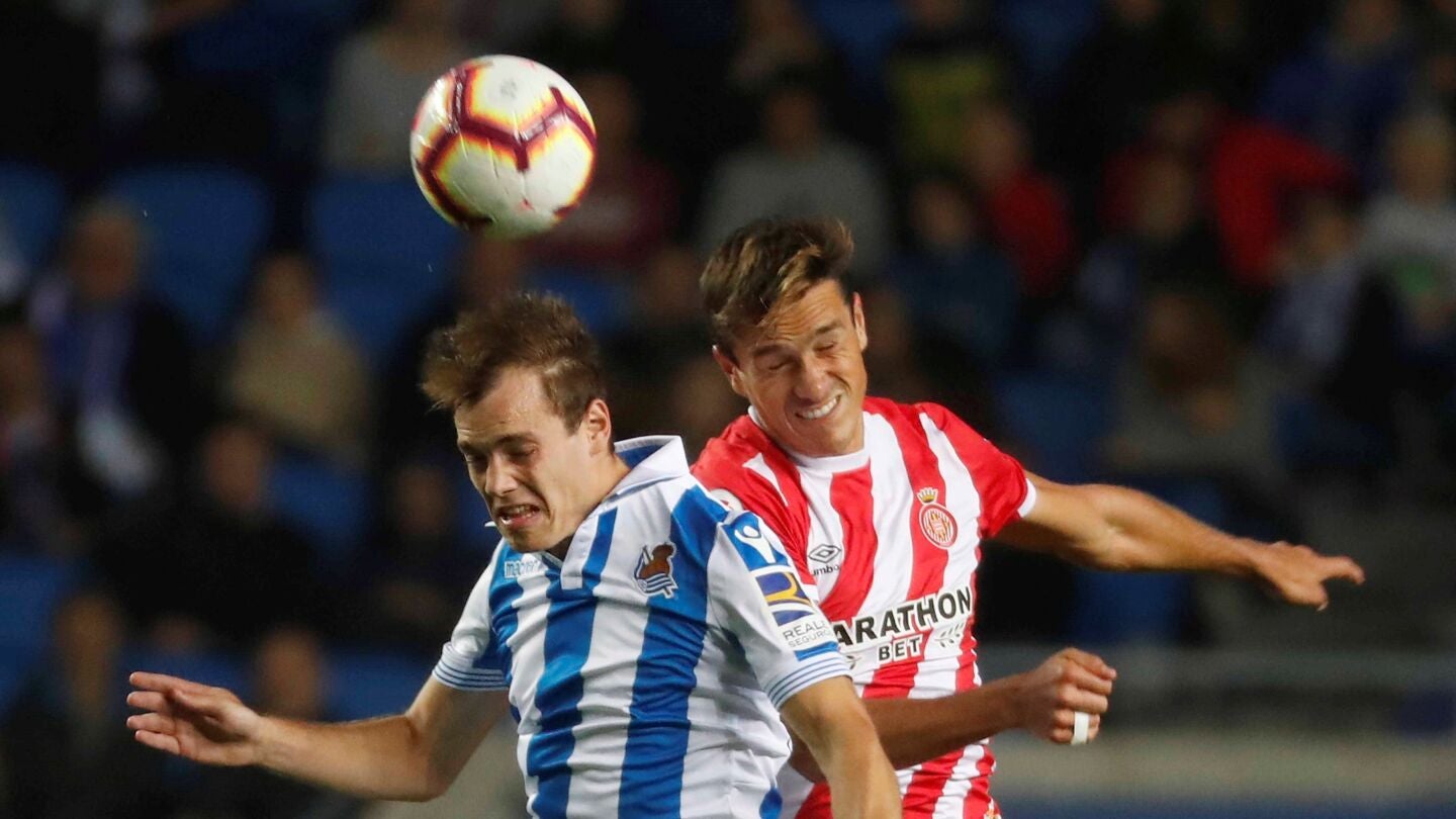 Disputa de bal&oacute;n entre Jon Bautista y Bernardo Espinosa