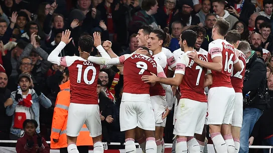 Özil celebra un gol ante el público del Emirates Özil celebra un gol ante el público del Emirates