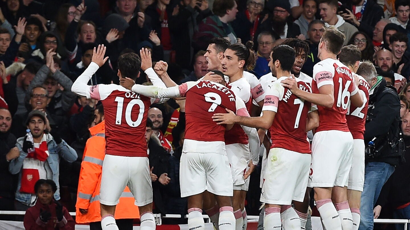 &Ouml;zil celebra un gol ante el p&uacute;blico del Emirates
